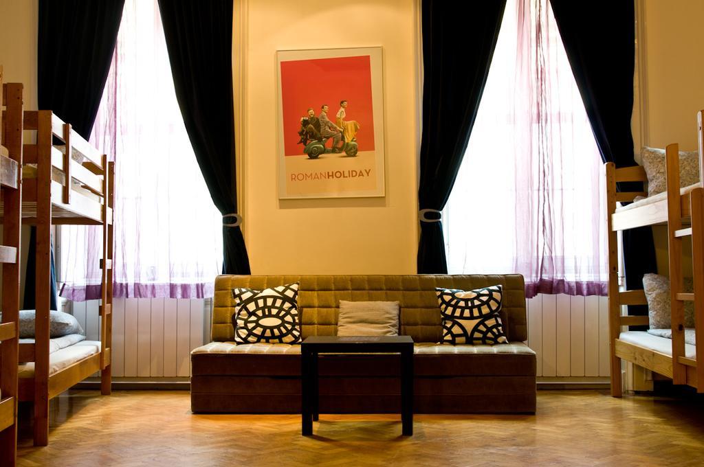 11Th Hour Cinema Hostel Boedapest Buitenkant foto